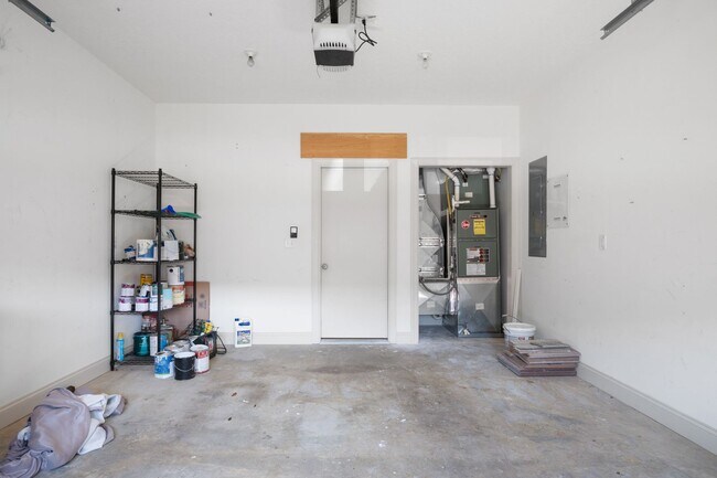 Building Photo - 3 bed/2 1/2 Bath. Pet Friendly, Pool,