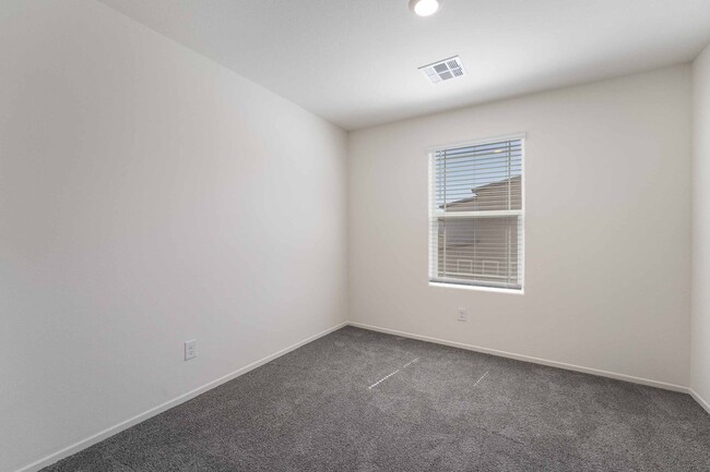Building Photo - Stylish Townhome Living: Luxury and Comfort!