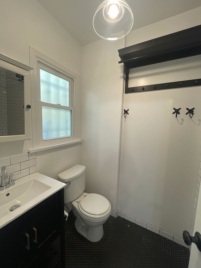 Building Photo - BEAUTIFUL KTOWN 1BR JUST BECOMING AVAILABLE!!