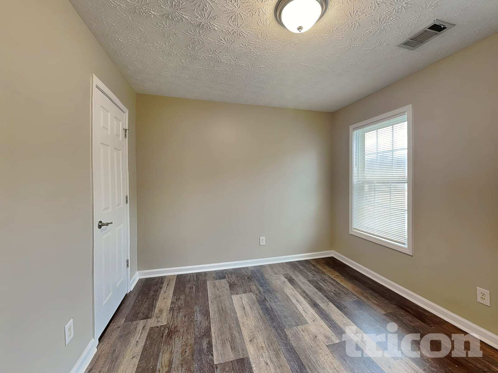 Building Photo - 401 Breeze Way