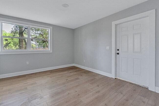 Building Photo - ***TWO WEEKS FREE*** Charming 2BR Home for Rent in Jacksonville