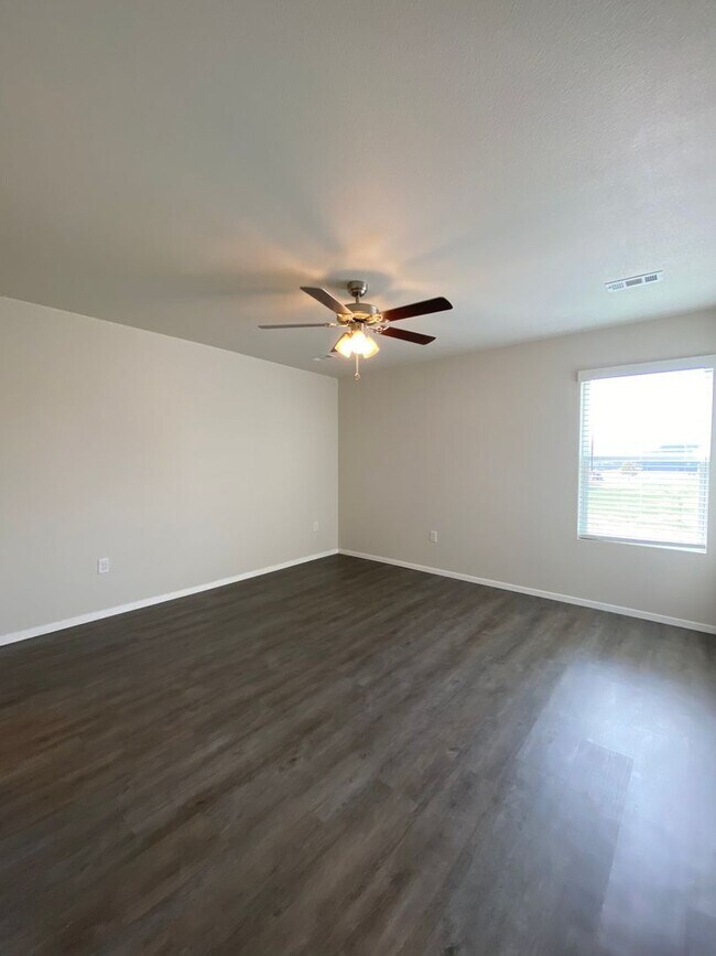 Building Photo - Pre-Leasing Now – Modern 3 Bedroom | 2 Bath Duplex in Lawlis Ranch