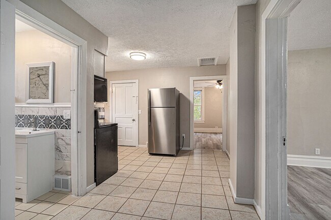 Building Photo - $950 2 Bedroom 1 bathroom apartment Fully ...