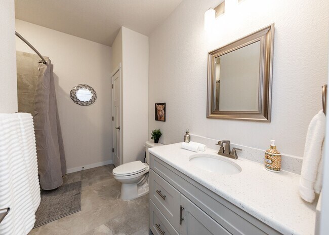 Building Photo - Fully Furnished 3 Bedroom 2.5 Bath Luxury Townhome by Garden of the Gods