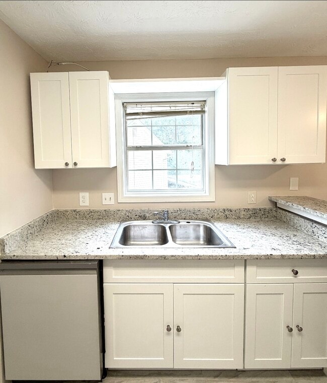 Building Photo - 1025 Eagle Pointe Dr NW