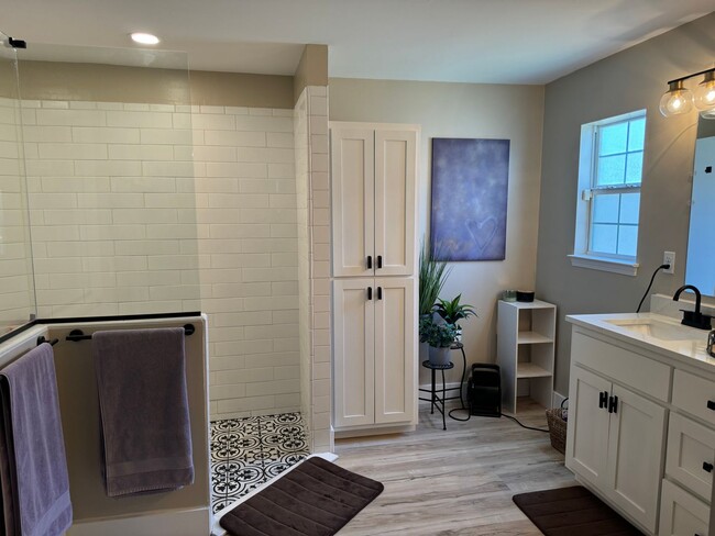 Building Photo - 4 bed 2bath with Pool