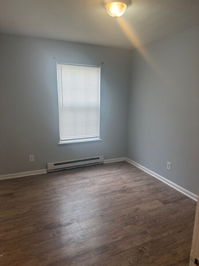 Building Photo - Three Bedroom Apartment in Norfolk