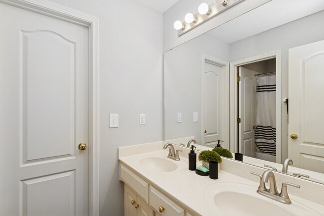 Building Photo - 5337 Meadowlark Dr