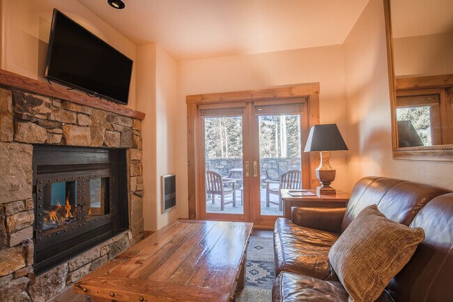 Building Photo - 131 Vischer Dr