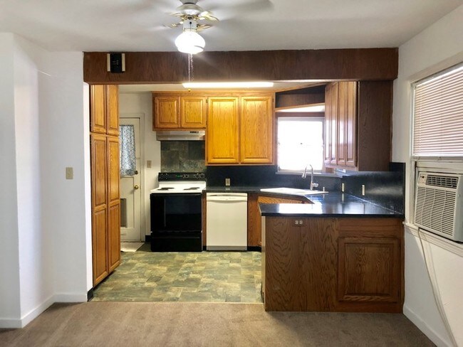 Building Photo - Adorable Home For Rent In Tahoe Park South