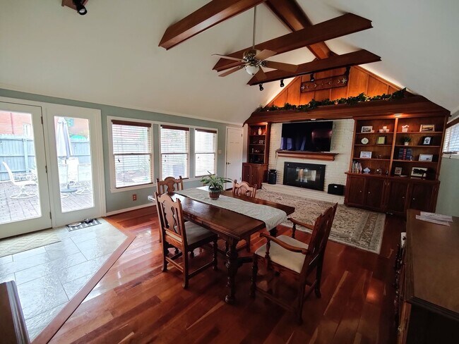 Building Photo - *Beautifully Updated & Spacious 3BD/2BA Si...