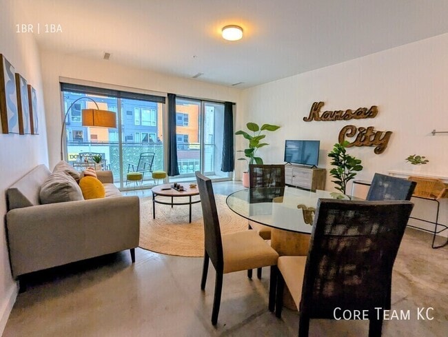 Building Photo - 1914 Main St