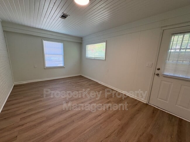 Building Photo - 703 Briarcliff Rd