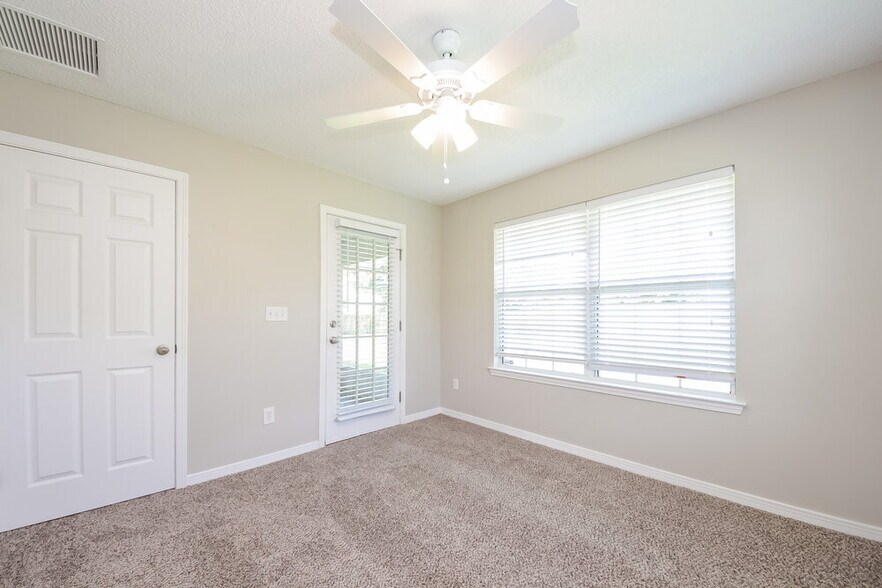 Building Photo - 3209 Silverado Cir