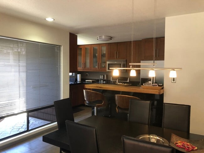 Building Photo - Furnished 2 bedroom 2 bath, WiFi and Garba...