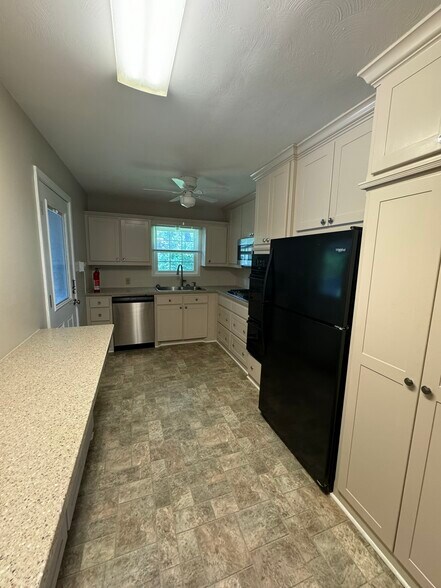 Building Photo - 2210 Robinwood Ln