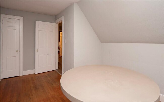 Building Photo - 118 Ruggles Ave