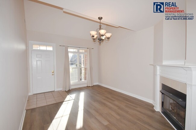 Building Photo - Charming 3 bd 2.5 ba townhouse! Washer/dryer included and attached garage!
