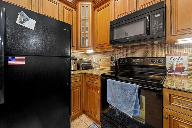 Building Photo - 701 Mirror Lake Dr N