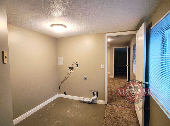 Building Photo - 5 BD 3 BA 2900 sq ft HOME IN DRAPER.