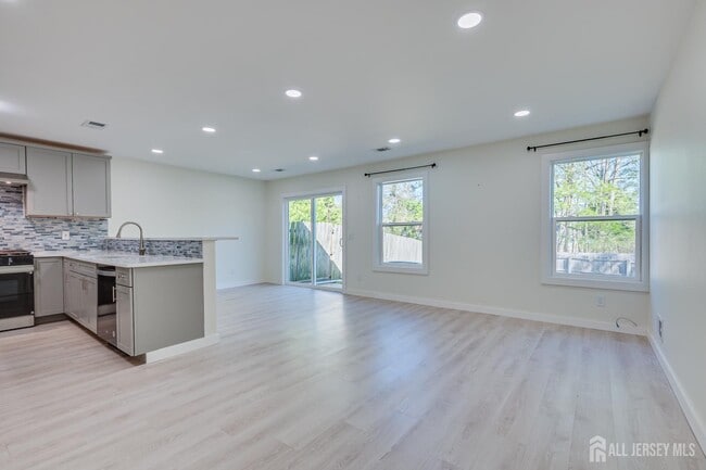 Building Photo - 6 Woodbury Rd