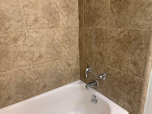 Building Photo - 3 bedroom 2 bath home with HUGE yard in Or...