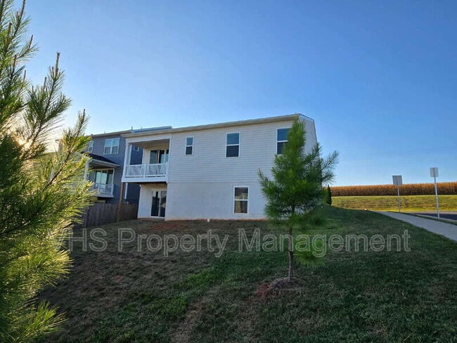 Building Photo - 754 Round Hill Rd