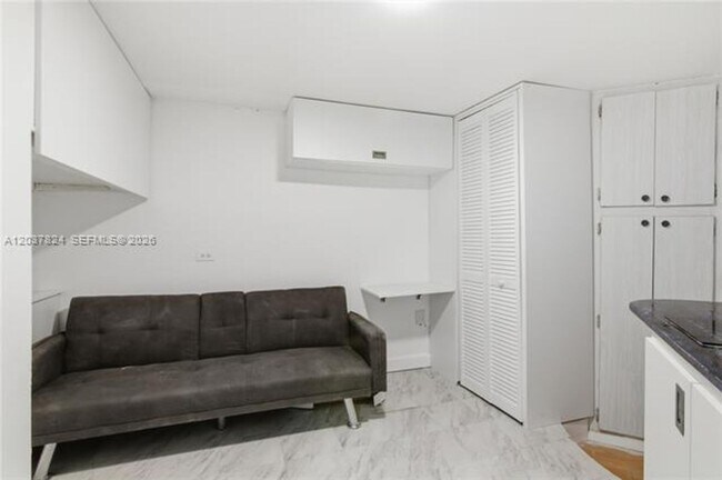 Building Photo - 801 Brickell Bay Dr