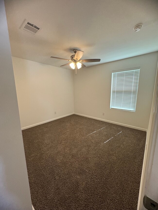 Building Photo - 35487 Grovemont Dr
