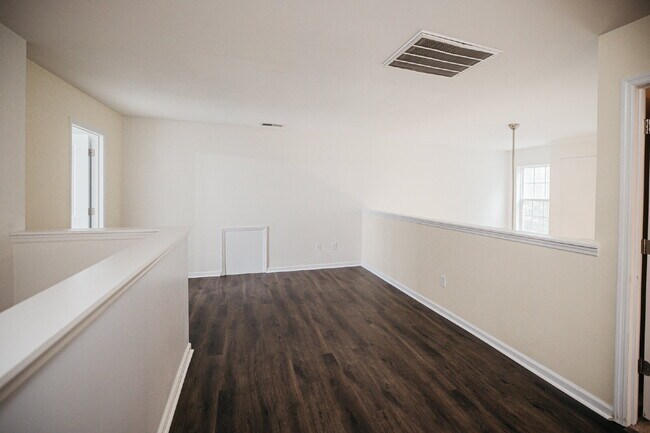 Building Photo - 4 Bed/2.5 Bath/Primary downstairs