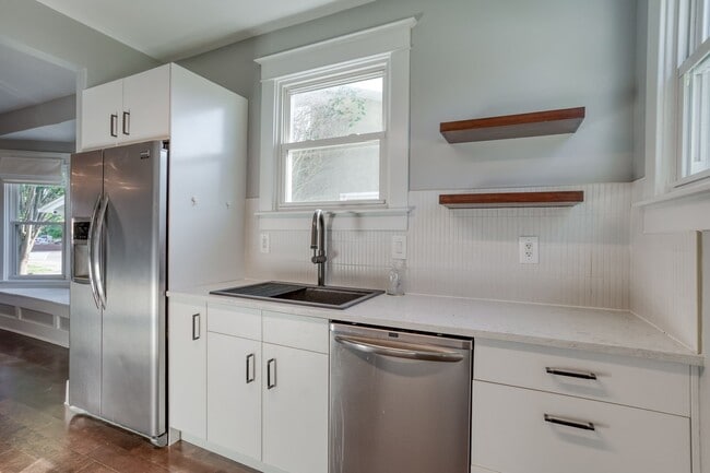 Building Photo - HOUSE FOR RENT