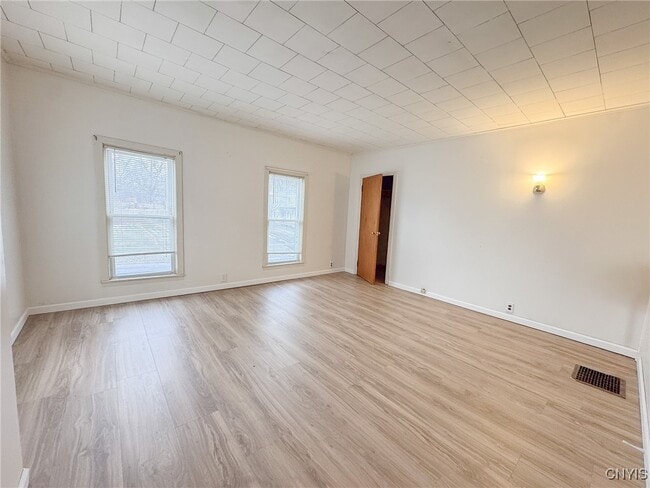 Building Photo - 10 Beach Ave