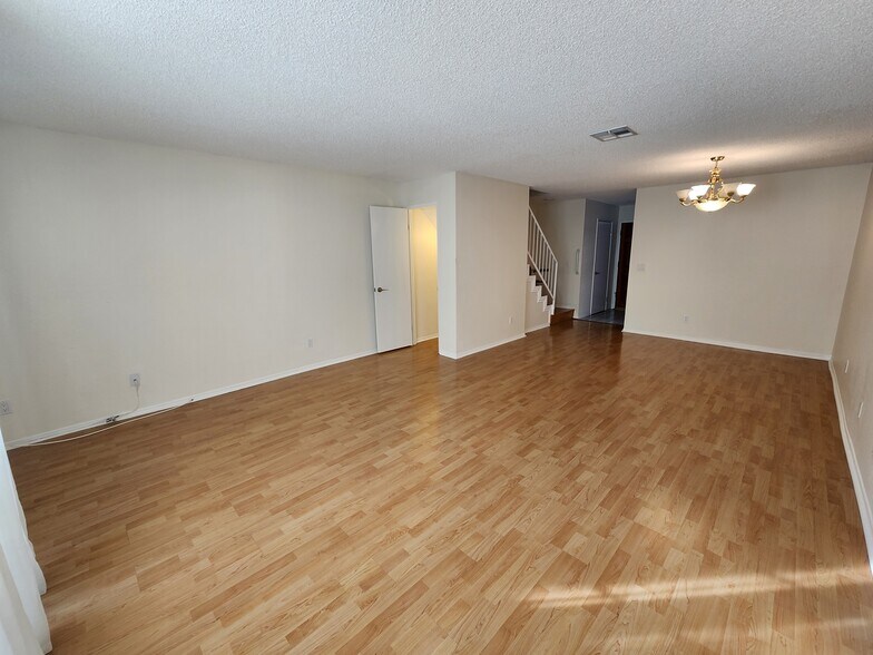 Building Photo - 1118 N Kenmore Ave