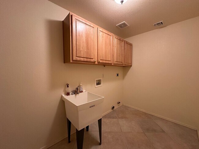 Building Photo - Beautiful 3 Bed / 2 Bath Home Backing to Cerbat Cliffs Golf Course!