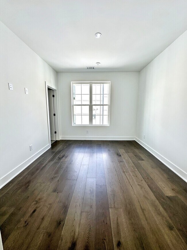 Building Photo - Luxury 2BR/2.5BA Townhome – Steps to Downt...