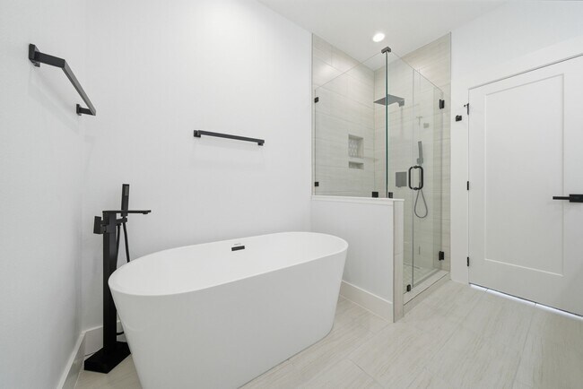 Building Photo - 1015 Ellington St