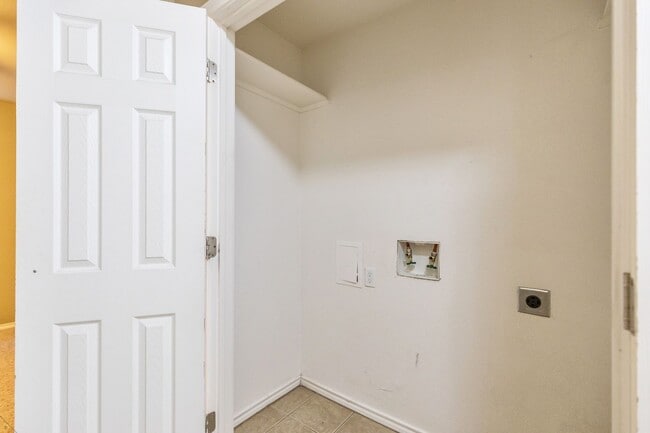 Building Photo - 3/2/2 READY TO RENT!
