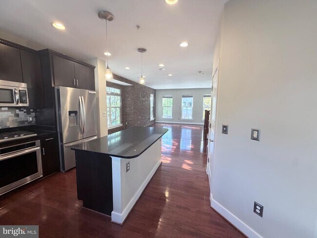 Building Photo - 4560 Longfellow St