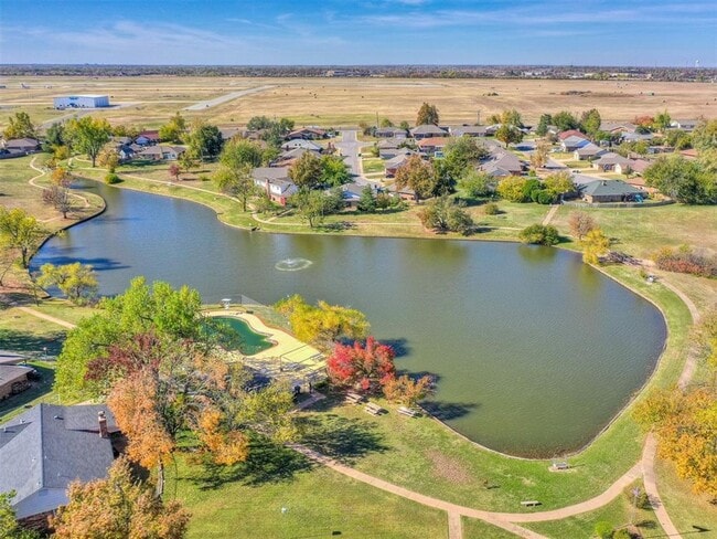 Building Photo - Look at this beautiful home!! 4 bed, 3 full baths!