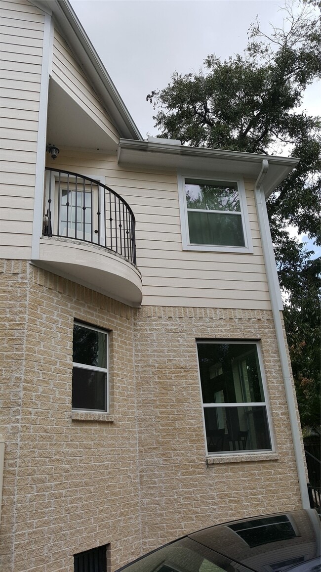 Building Photo - 5105 Maple St