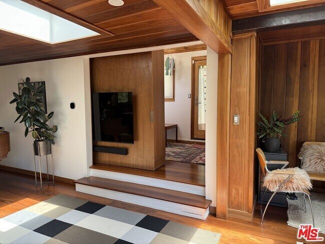 Building Photo - 1738 Topanga Skyline Dr
