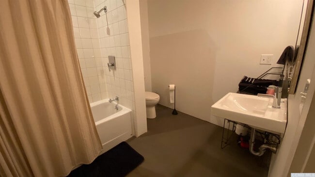 Building Photo - 747 1/2 Columbia St