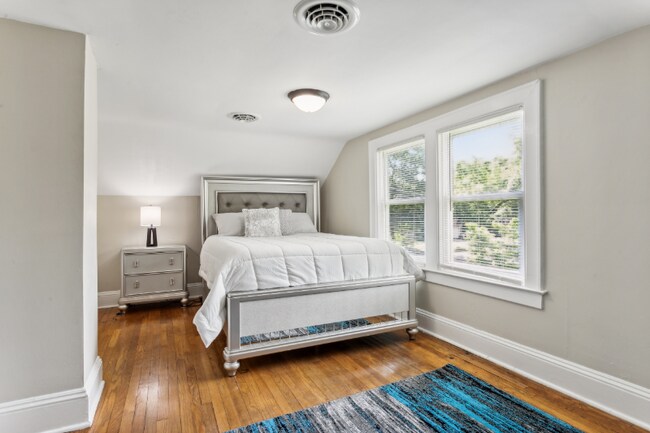 Building Photo - 3426 Kenmore Dr