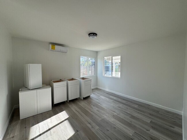 Building Photo - Charming Woodland Hills3+2  Home completely remodeled