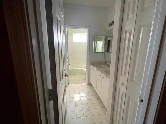 Building Photo - Lovely Townhome in Gate Community!