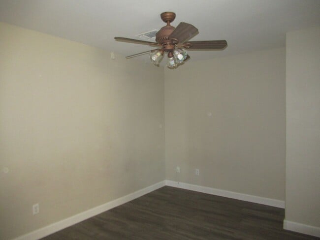 Building Photo - Nice Home in Estrella Vista Community, Goo...