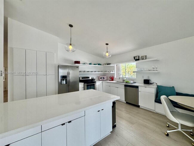 Building Photo - 10911 N Bayshore Dr