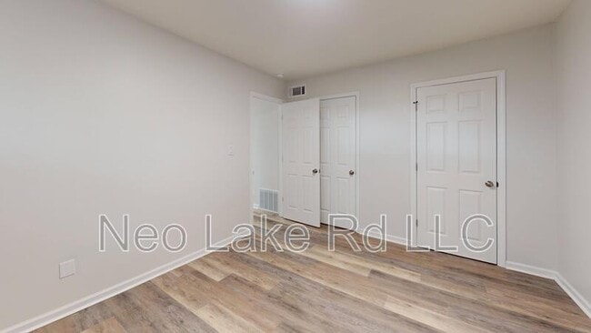 Building Photo - 605 Lake Rd