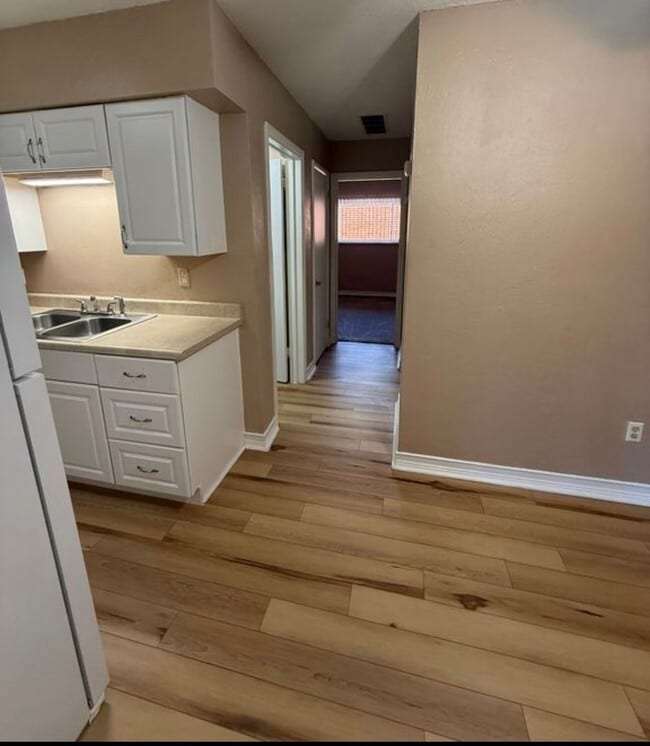 Building Photo - 3040 Southdale Dr
