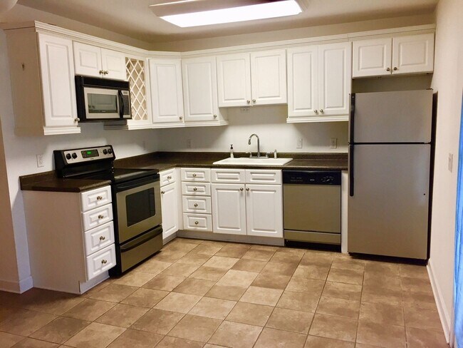 Building Photo - 2 Bedroom 2 Bath Townhome